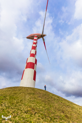 6475 - Tvindkraft wind power turbine with person
