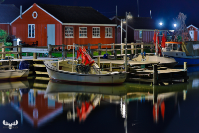 10409 - Ringkøbing havn by night - house and boats