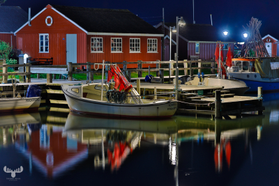 10409 - Ringkøbing havn by night - house and boats