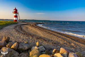 10463 - Grisetå Odde Fyr Lighthouse with beach and stones