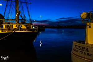 10493 - Harbor boats in Hvide Sande havn at night