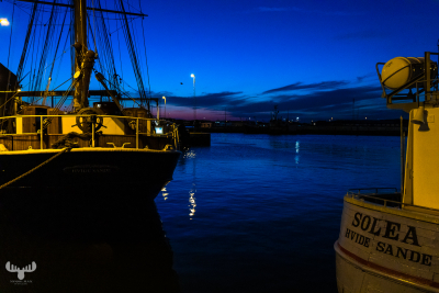 10493 - Harbor boats in Hvide Sande havn at night
