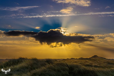 11077 - Sun rays from sun behind clouds