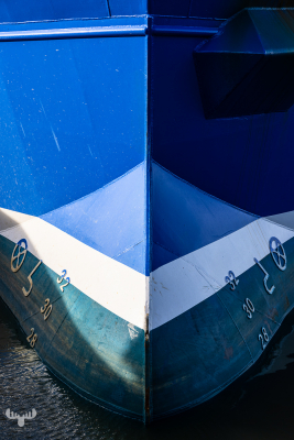 11112 - Ship's prow in Hvide Sande havn