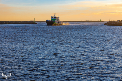 11113 - Fishing trawler entering Hvide Sande havn