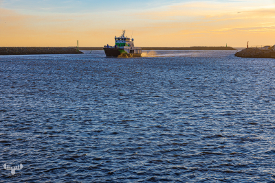 11113 - Fishing trawler entering Hvide Sande havn