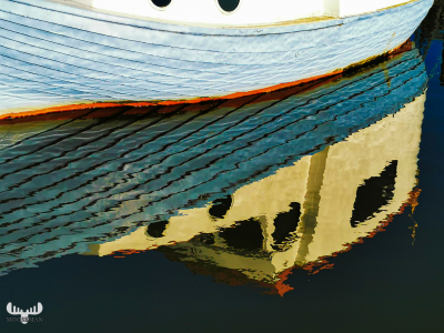 11236 - Ship's side reflection in Ringkøbing havn harbor