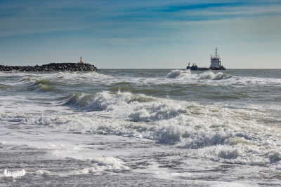 11305 - Boat entering Hvide Sande havn harbor with waves