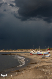 11644 - Dramatic sky over Nr.Vorupør beach with fishing boats