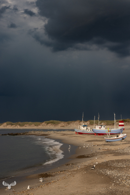 11644 - Dramatic sky over Nr.Vorupør beach with fishing boats
