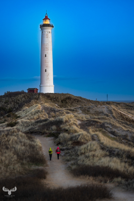 11837 - Nr.Lyngvig Fyr lighthouse with blue sky and people walking