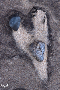 11996 - Beach heart - sandstructures and stones at Sortebærdale
