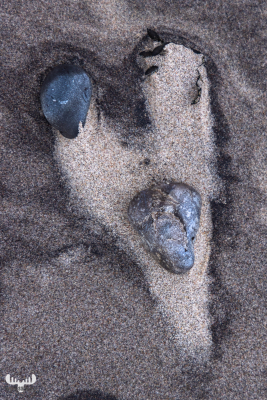 11996 - Beach heart - sandstructures and stones at Sortebærdalen Strand