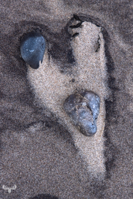 11996 - Beach heart - sandstructures and stones at Sortebærdalen Strand