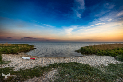 12112 - Ringkøbing Fjord bay close to Gammel Sogn kirke, surfboard