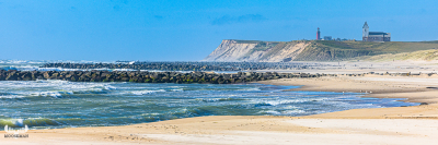 12176 - Bovbjerg Fyr lighthouse and Trans kirke behind Northsea and beach at Høfde Q - panorama