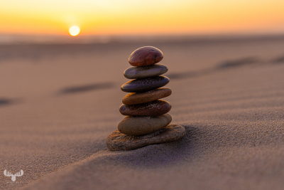 12239 - Pebble tower and declining sun at Husby Klit beach