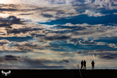 12512 - Vidåslusen lock - persons on dike with dramatic sky
