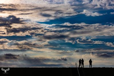 12512 - Vidåslusen lock - persons on dike with dramatic sky