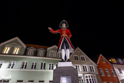 12520 - Tønder Kagmanden at night with city houses