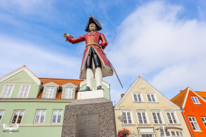 12560 - Tønder Kagmanden statue and cityscape