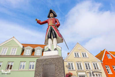 12560 - Tønder Kagmanden statue and cityscape