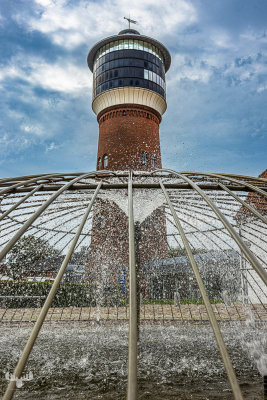 12564 - Tønder water tower behind fountain