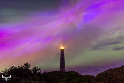 12974 - Nr.Lyngvig Fyr lighthouse in northern light rays