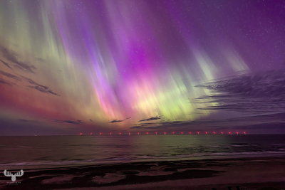 12978 - Northern lights at Nr.Lyngvig beach with wind power plants