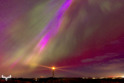 12983 - Nr.Lyngvig Fyr lighthouse in Northern lights landscape