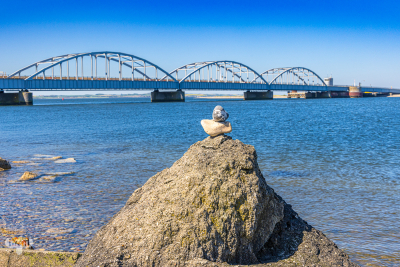 13025 - Oddesundbroen bridge, rock and pebbles in front