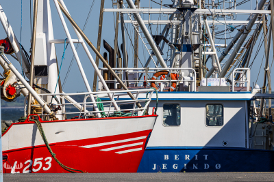 13048 - Fishing boats in red and blue in Jegindø Havn