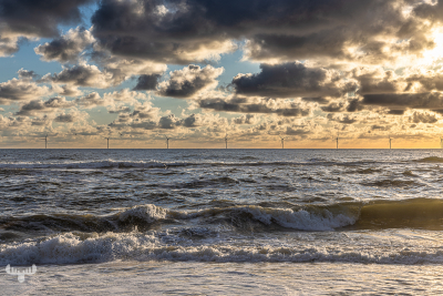 13062 - North Sea with offshore wind power plants and waves