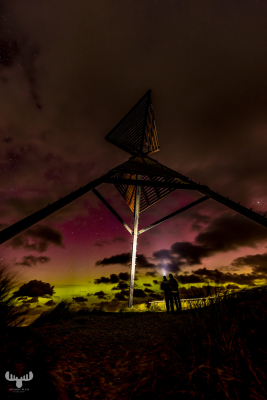 13441 - Northern lights at Husby Klit Båke seasign with persons