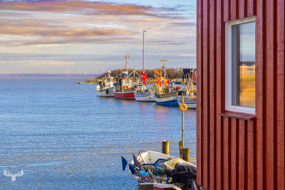 13585 - Tyskerhavn pier, fishing boats, red house