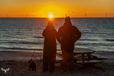sz13590 - Sunset couple at Søndervig beach