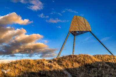 13610 - Kærdgård Båke seamark on top of dunes with sky