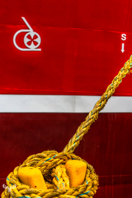 13738 - Red ship and yellow rope