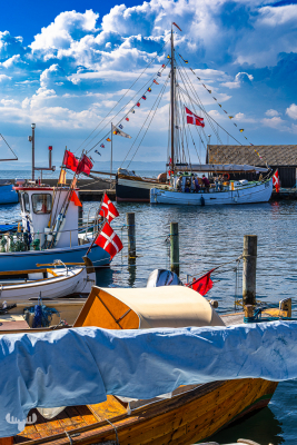 13819 - Ebeltoft Havn - Harbor with boats and flagged mast