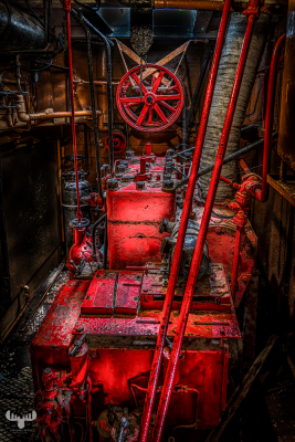 13889  - Fiskeri- og Søfartsmuseet - old boat motor in red