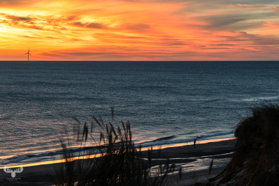 13947 - Fishermen at North Sea with colorful sunset