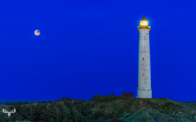 13950 - Nr.Lyngvig Fyr lighthouse and total lunar eclipse - Blood moon