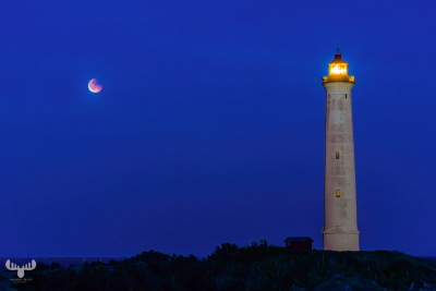 13951 - Nr.Lyngvig Fyr lighthouse and total lunar eclipse - Blood moon