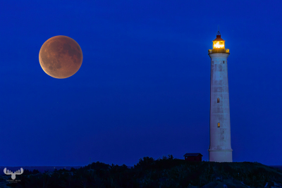 13952 - Nr.Lyngvig Fyr lighthouse and total lunar eclipse - Blood moon