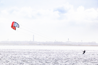13983 - Kitesurfer on Ringkøbing Fjord with Nr.Lyngvig Fyr