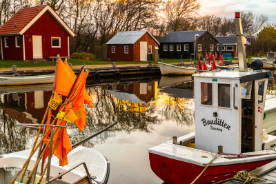 14072 - Fishing boat and huts at Stauning Havn harbour