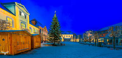 14173 - Winterly Ringkøbing Torvet with snow and Christmas lights