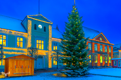 14175 - Ringkøbing Gamle Amtsrådhus town hall with Christmas lights and tree
