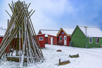 14180 - Winterly Ringkøbing "Indianerlandbyen" fishing huts with net poles and snow