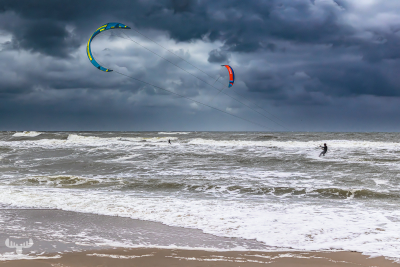 14647 - Kitesurfers on North Sea beach
